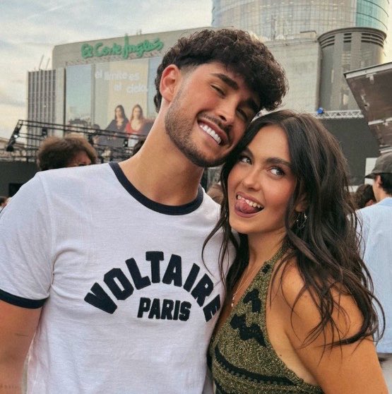 taymastermind_'s tweet photo. ella ayer dijo en el photocall que tenía ganas de socializar y no mintió https://t.co/djJ56t86Ca