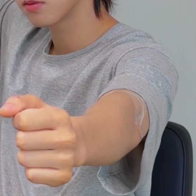 Jisungskz2018's tweet photo. oh wait…….new tattoo??!!!! https://t.co/gy77qcc1Qy