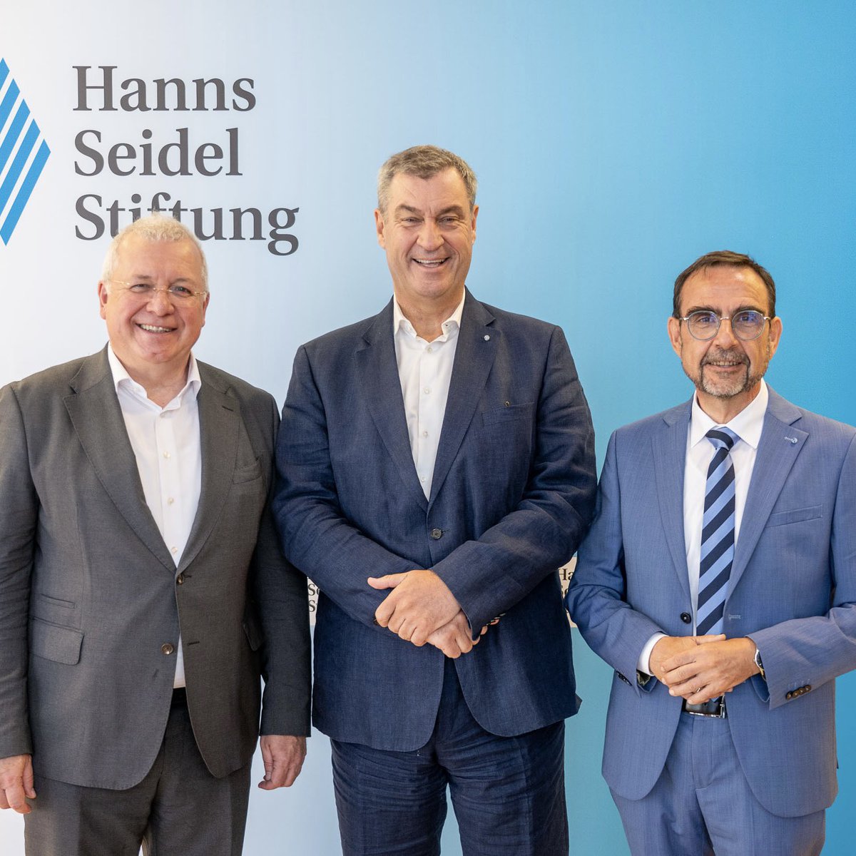 Markus_Soeder's tweet photo. Herzlichen Glückwunsch an Klaus Holetschek zur einstimmigen Wahl als Vorsitzender der Hanns-Seidel-Stiftung! Und vielen Dank an Markus Ferber, der die Stiftung mit höchstem Engagement und großem Einsatz lange geführt hat.
Mit Klaus Holetschek übernimmt ein erfahrener Politiker und langjähriger Kenner der Stiftung diese wichtige Aufgabe. Gerade in herausfordernden Zeiten für unsere Demokratie braucht es Orte des Diskurses und der Orientierung. Die Hanns-Seidel-Stiftung wird mit Klaus Holetschek an der Spitze künftig noch stärker Plattform für Begegnung und neue Ideen sein. Und sie soll Antworten auf die großen sinnstiftenden Fragen unserer Zeit geben. Als intellektuelles Kraftzentrum wird sie wichtige Impulse weit über Parteigrenzen hinaus setzen.