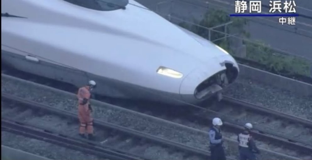 KingByth's tweet photo. ぶつかった車両の先頭はこんな感じみたいですよ https://t.co/JtDfw1gMAT