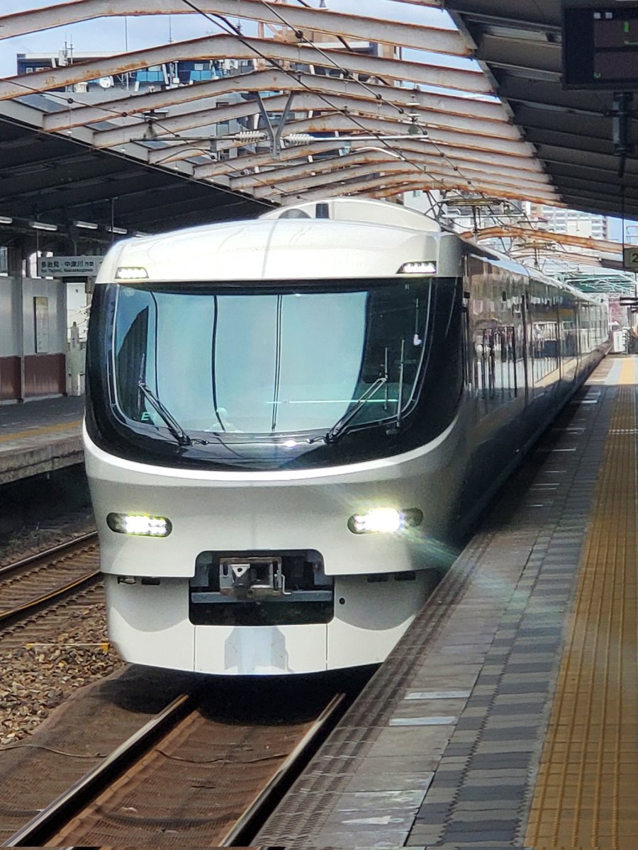 たろう様 385系の試運転に 遭遇できました 近未来を思わせる車両だけどやっぱり