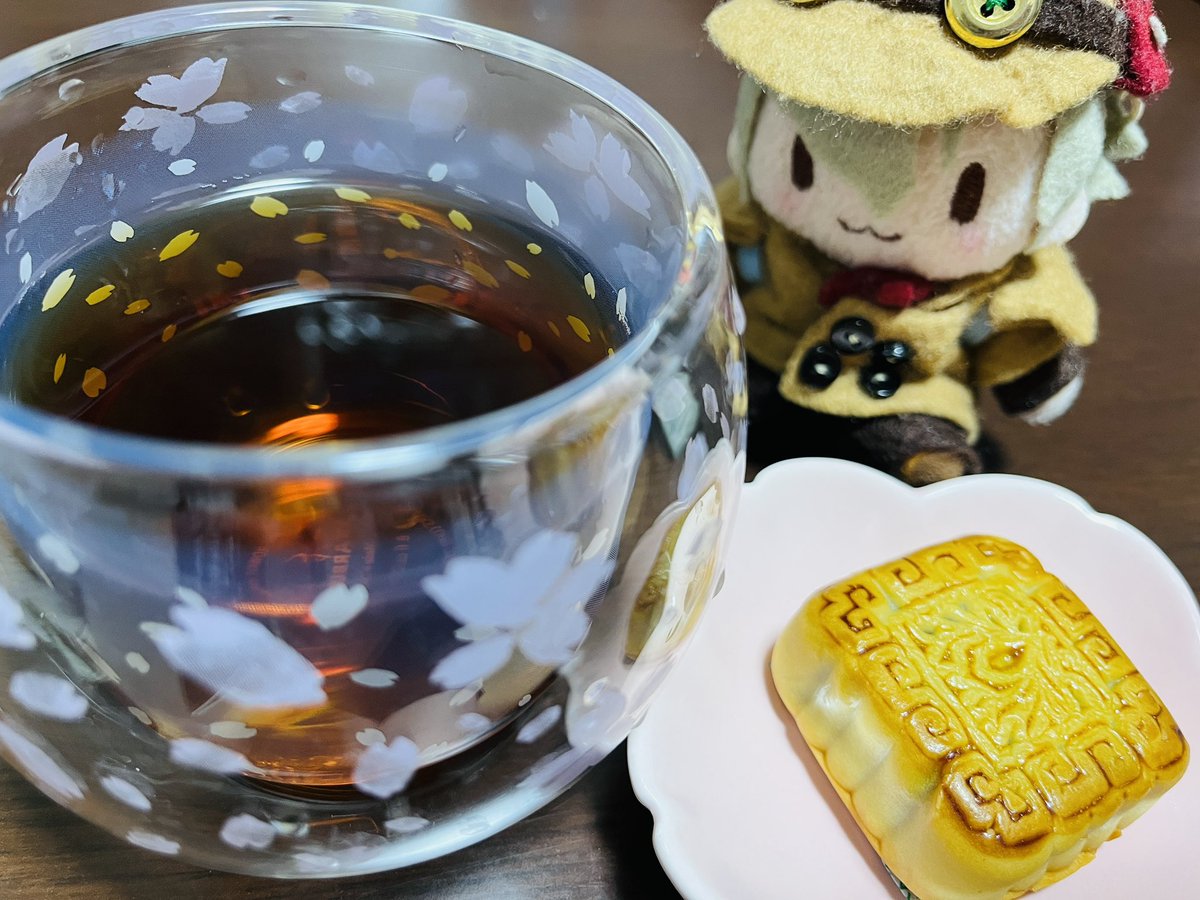 uua8's tweet photo. 中国紅茶と月餅🫶 https://t.co/KC8pOpgLxL