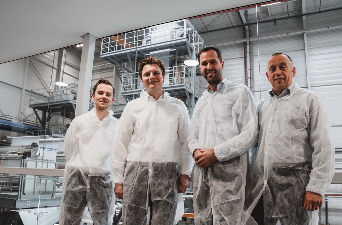 rubenbrekelmans's tweet photo. De meeste ondernemers willen verduurzamen, maar dan wel met uitvoerbare regels, een gelijk speelveld en geen oneerlijke concurrentie uit China. 

Met @BartBikkers bezoek ik de OPACKGROUP in Giessen. Dit familiebedrijf met 750+ medewerkers produceert specialistische verpakkingen en plastics.

Het behoort tot de top 2% duurzaamste bedrijven. We spreken over een stapeling van (tegenstrijdige) regels, trage uitwerking van beleid, en oneerlijke concurrentie van niet-recyclebaar buitenlands plastic.

De boodschap is helder: zorg dat we kunnen ondernemen en eerlijk concurreren. Als buitenlandse bedrijven het werk overnemen, wordt Nederland armer en de wereld vuiler.

Die boodschap nemen we mee naar Den Haag (én Brussel). En we blijven druk bezig met het tegengaan van overbodige, onduidelijke en tegenstrijdige regels.
