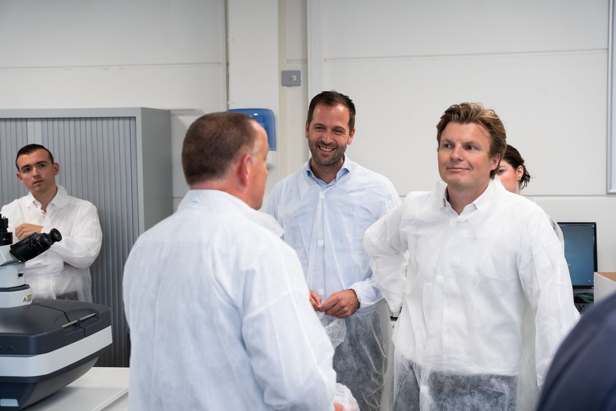 rubenbrekelmans's tweet photo. De meeste ondernemers willen verduurzamen, maar dan wel met uitvoerbare regels, een gelijk speelveld en geen oneerlijke concurrentie uit China. 

Met @BartBikkers bezoek ik de OPACKGROUP in Giessen. Dit familiebedrijf met 750+ medewerkers produceert specialistische verpakkingen en plastics.

Het behoort tot de top 2% duurzaamste bedrijven. We spreken over een stapeling van (tegenstrijdige) regels, trage uitwerking van beleid, en oneerlijke concurrentie van niet-recyclebaar buitenlands plastic.

De boodschap is helder: zorg dat we kunnen ondernemen en eerlijk concurreren. Als buitenlandse bedrijven het werk overnemen, wordt Nederland armer en de wereld vuiler.

Die boodschap nemen we mee naar Den Haag (én Brussel). En we blijven druk bezig met het tegengaan van overbodige, onduidelijke en tegenstrijdige regels.
