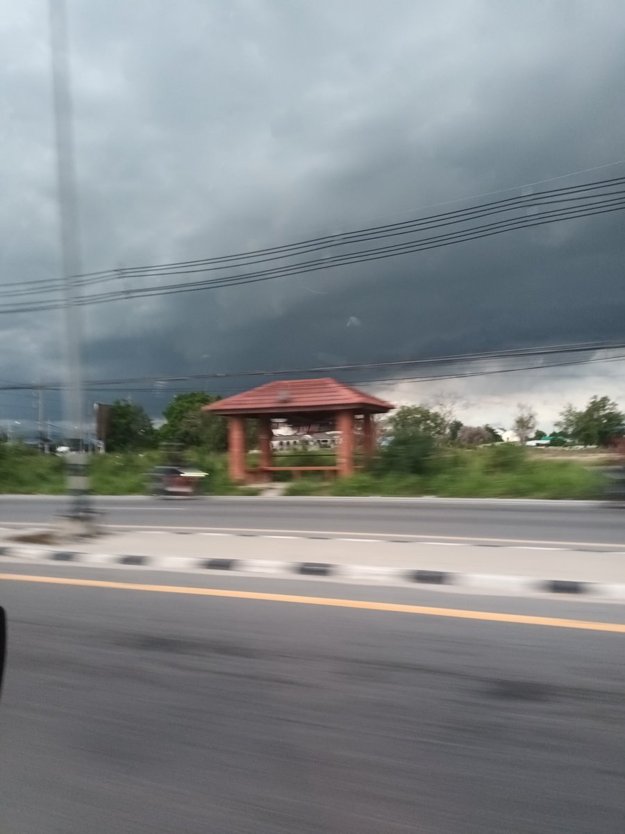 NPCFWB69's tweet photo. ฝนจะมาแล้ว #บ้านบึง #พานทอง https://t.co/5WPWjvQ0Vf