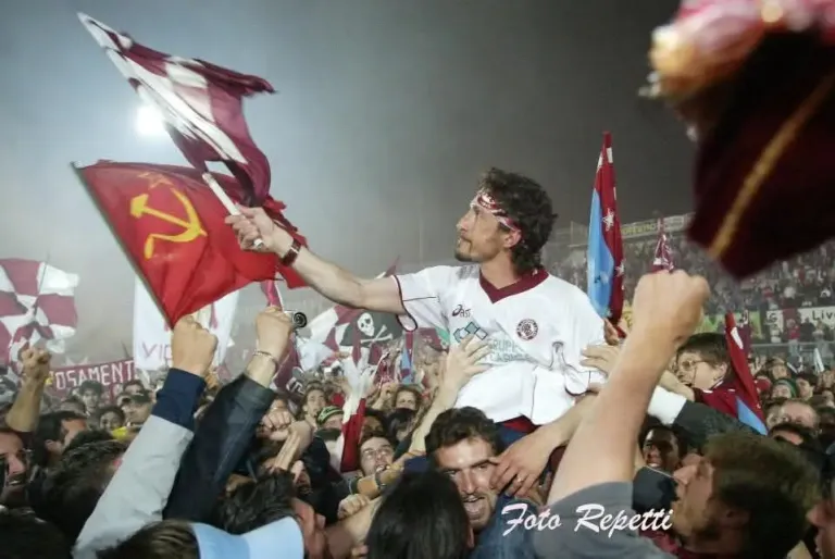 ultras_antifaa's tweet photo. Igor Protti was a footballer who had close ties with Livorno’s legendary anti-fascist supporters’ groups:

“I believe it is utopian to think that politics should not enter the terraces, the stadiums, the places where thousands of people gather. Everything that surrounds us revolves around politics.”