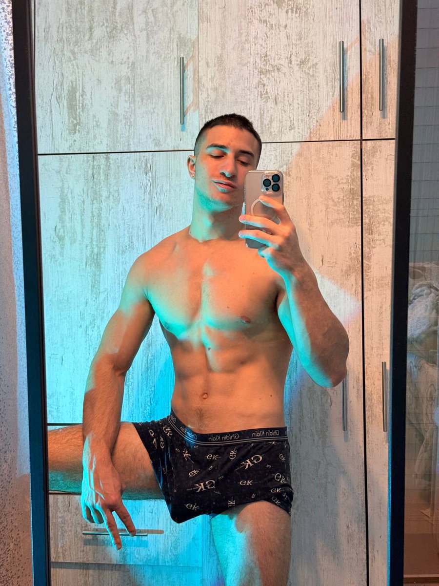 Gfellas's tweet photo. Don’t even think about peeking at the comments unless u can handle a serious treat😏 https://t.co/6krNIDdOJG