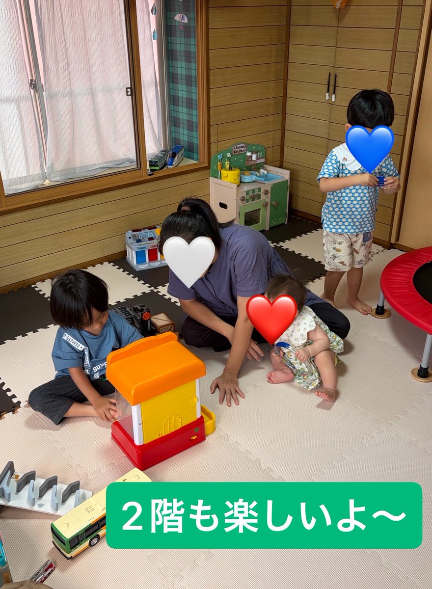 flat_mom3's tweet photo. 【今日のおもちゃ図書館】
5組の親子があそびに来てくれました。

今日はあかちゃん率高め💕人見知りしたり、ズリズリする姿にほっこり☺️

男の子たちは線路をつなげて、のりもののおもちゃで楽しんでいました🚃
#おもちゃ図書館
#障害があってもなくても https://t.co/RiVAw1BWJA
