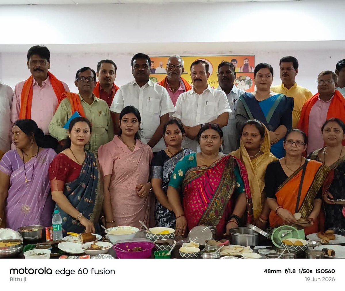 asinghmla's tweet photo. आज भाजपा वैशाली दक्षिणी के जिला कार्यालय में भारतीय जनता पार्टी महिला मोर्चा वैशाली दक्षिणी के द्वारा आयोजित "कम तेल की थाली, स्वस्थ भारत की खुशहाली" जनजागरूकता अभियान में सहभागिता का अवसर प्राप्त हुआ।

माननीय प्रधानमंत्री श्री @narendramodi जी के स्वस्थ भारत के संकल्प को जन-जन तक पहुँचाने हेतु आयोजित इस कार्यक्रम में संतुलित आहार, स्वस्थ जीवनशैली एवं बेहतर स्वास्थ्य के प्रति जागरूकता बढ़ाने पर सार्थक विचार-विमर्श हुआ।

इस अवसर पर जिला अध्यक्ष श्री अजय कुशवाहा जी, महिला मोर्चा जिला अध्यक्ष श्रीमती कल्याणी कुशवाहा जी, विजय प्रकाश जी, महामंत्री श्री रविन्द्र सिंह जी, श्री सतीश जायसवाल जी सहित महिला मोर्चा की पदाधिकारी एवं कार्यकर्ता उपस्थित रहीं।
स्वस्थ नागरिक ही विकसित भारत की सबसे बड़ी शक्ति हैं। 

#HealthyIndia #SwasthBharat
