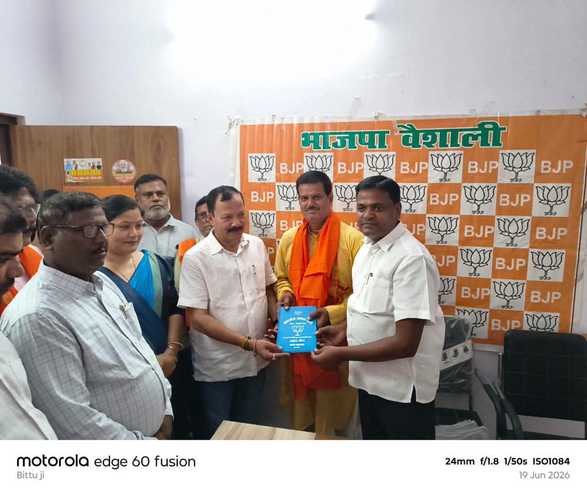 asinghmla's tweet photo. आज भाजपा वैशाली दक्षिणी के जिला कार्यालय में भारतीय जनता पार्टी महिला मोर्चा वैशाली दक्षिणी के द्वारा आयोजित "कम तेल की थाली, स्वस्थ भारत की खुशहाली" जनजागरूकता अभियान में सहभागिता का अवसर प्राप्त हुआ।

माननीय प्रधानमंत्री श्री @narendramodi जी के स्वस्थ भारत के संकल्प को जन-जन तक पहुँचाने हेतु आयोजित इस कार्यक्रम में संतुलित आहार, स्वस्थ जीवनशैली एवं बेहतर स्वास्थ्य के प्रति जागरूकता बढ़ाने पर सार्थक विचार-विमर्श हुआ।

इस अवसर पर जिला अध्यक्ष श्री अजय कुशवाहा जी, महिला मोर्चा जिला अध्यक्ष श्रीमती कल्याणी कुशवाहा जी, विजय प्रकाश जी, महामंत्री श्री रविन्द्र सिंह जी, श्री सतीश जायसवाल जी सहित महिला मोर्चा की पदाधिकारी एवं कार्यकर्ता उपस्थित रहीं।
स्वस्थ नागरिक ही विकसित भारत की सबसे बड़ी शक्ति हैं। 

#HealthyIndia #SwasthBharat