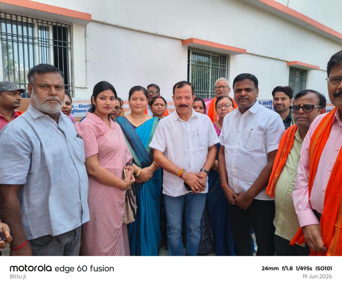 asinghmla's tweet photo. आज भाजपा वैशाली दक्षिणी के जिला कार्यालय में भारतीय जनता पार्टी महिला मोर्चा वैशाली दक्षिणी के द्वारा आयोजित "कम तेल की थाली, स्वस्थ भारत की खुशहाली" जनजागरूकता अभियान में सहभागिता का अवसर प्राप्त हुआ।

माननीय प्रधानमंत्री श्री @narendramodi जी के स्वस्थ भारत के संकल्प को जन-जन तक पहुँचाने हेतु आयोजित इस कार्यक्रम में संतुलित आहार, स्वस्थ जीवनशैली एवं बेहतर स्वास्थ्य के प्रति जागरूकता बढ़ाने पर सार्थक विचार-विमर्श हुआ।

इस अवसर पर जिला अध्यक्ष श्री अजय कुशवाहा जी, महिला मोर्चा जिला अध्यक्ष श्रीमती कल्याणी कुशवाहा जी, विजय प्रकाश जी, महामंत्री श्री रविन्द्र सिंह जी, श्री सतीश जायसवाल जी सहित महिला मोर्चा की पदाधिकारी एवं कार्यकर्ता उपस्थित रहीं।
स्वस्थ नागरिक ही विकसित भारत की सबसे बड़ी शक्ति हैं। 

#HealthyIndia #SwasthBharat