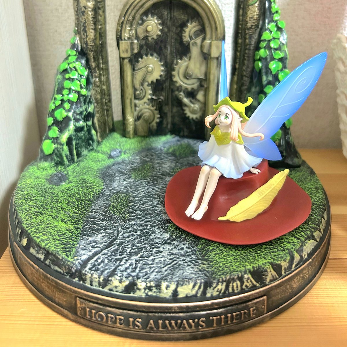 04ferre04's tweet photo. エリオットの千年物語買いました🥳

滑り込みで購入できたコレクターズエディション😆配送の段ボールがイラスト付きで嬉しいサプライズだった😍

フェイの置き時計かわいすぎる🥰
キャッチコピーの
｢HOPE IS ALWAYS THERE｣
が縁に彫ってあるのもめっちゃ良い☺
楽しむぞ～😋

#エリオットの千年物語 https://t.co/BBipLWrFsF