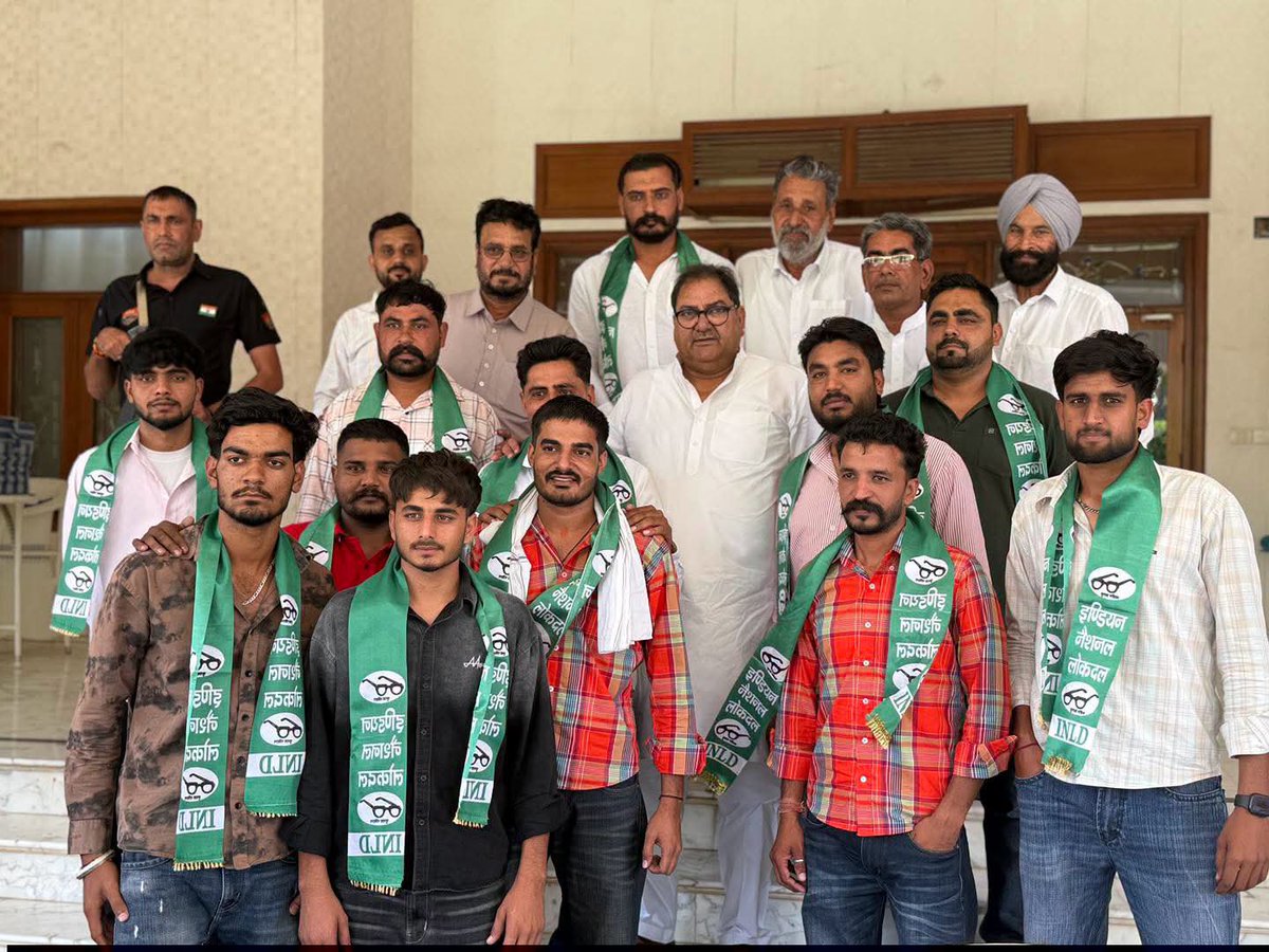 chetram_dhaka's tweet photo. इनेलो का बढ़ता कुनबा, बदलाव की मजबूत आहट! 💚

हरियाणा की राजनीति में बदलाव का दौर शुरू हो चुका है। जनता अब उन लोगों के साथ खड़ी हो रही है जो उनके हकों की लड़ाई मजबूती से लड़ रहे हैं। यही कारण है कि प्रतिदिन इनेलो परिवार का विस्तार हो रहा है और लोगों का विश्वास लगातार बढ़ रहा है।

आज तेजाखेड़ा निवास पर चौधरी अभय सिंह चौटाला जी की अध्यक्षता में कांग्रेस से जुड़े कई सम्मानित साथियों ने इनेलो की नीतियों और जनहितैषी विचारधारा से प्रभावित होकर इंडियन नेशनल लोकदल का दामन थामा।

राजेश कुमार जी (स्टेट सेक्रेटरी, AIYCWC),
सोना सिंह जी (भिरडाना),
परमजीत जी उर्फ पप्पू (भिरडाना),
रोशन जी (भिरडाना),
लखविंदर सिंह उर्फ लक्की (भिरडाना),
सुनील जी (भिरडाना) एवं
रमेश जी (भिरडाना)

का इनेलो परिवार में हार्दिक स्वागत एवं अभिनंदन। 

आपका यह फैसला न केवल संगठन को मजबूत करेगा बल्कि हरियाणा में जनहित की राजनीति को भी नई ऊर्जा देगा।

इनेलो का बढ़ता कुनबा इस बात का प्रमाण है कि जनता का विश्वास अब इनेलो और चौधरी अभय सिंह चौटाला जी के नेतृत्व पर लगातार मजबूत हो रहा है।

✊ ये बदलाव आहट है आने वाले लोकराज की।
💚 इनेलो परिवार जिंदाबाद!
👓 
#INLD #Haryana 
 
@AbhaySChautala @ProfSampatSingh
@OfficialINLD 
@ITCellINLD