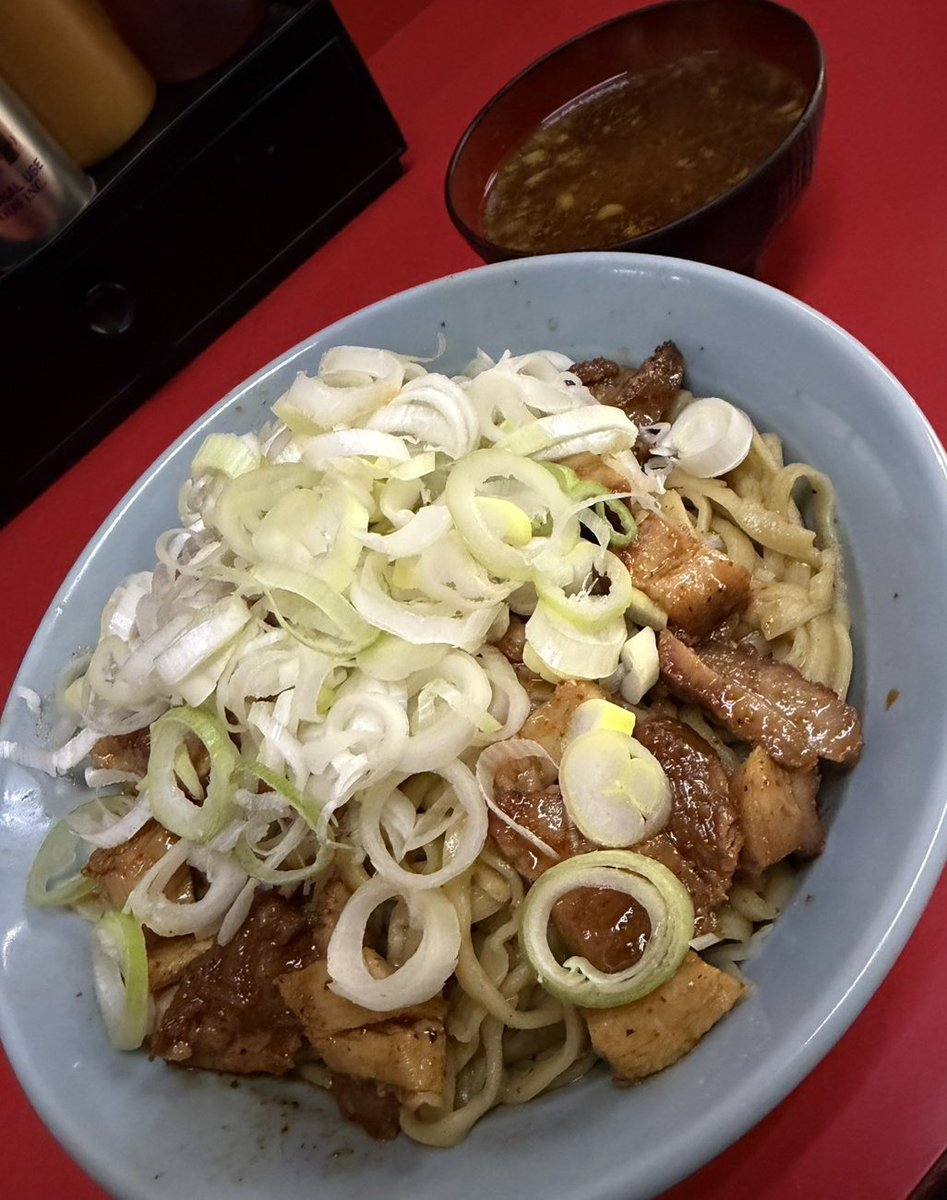 fujimarudoku1's tweet photo. 6/20(土)
『純ブタ麺』開始‼️
『東浦家』『東浦家つけ麺』大好評‼️

週(金〜木)限定
『純ブタ麺』
無T(おろし)ニ、ア
ラー+右上変更券

月間限定
『東浦家』『東浦家つけ麺』開始‼️
無Tニ、ア
東浦家→3段目限定券
東浦家つけ→〃+右上つけ麺変更

限定10時〜21時
営業時間10〜21時50分 https://t.co/DS01Zs1vnp