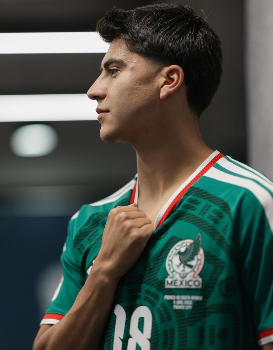 atletiuniverse's tweet photo. 🇲🇽🥹 Obed Vargas is the definition of Nunca Dejes De Creer:

June 2025: Plays against his dream club, Atlético Madrid, and meets his childhood role model, Griezmann.

February 2026: Signs for his dream club.

May 2026: Earns a call-up to the Mexico national team for the World Cup.

June 2026: Makes his World Cup debut and helps Mexico qualify for the Round of 16.

What a journey. ❤️🤍