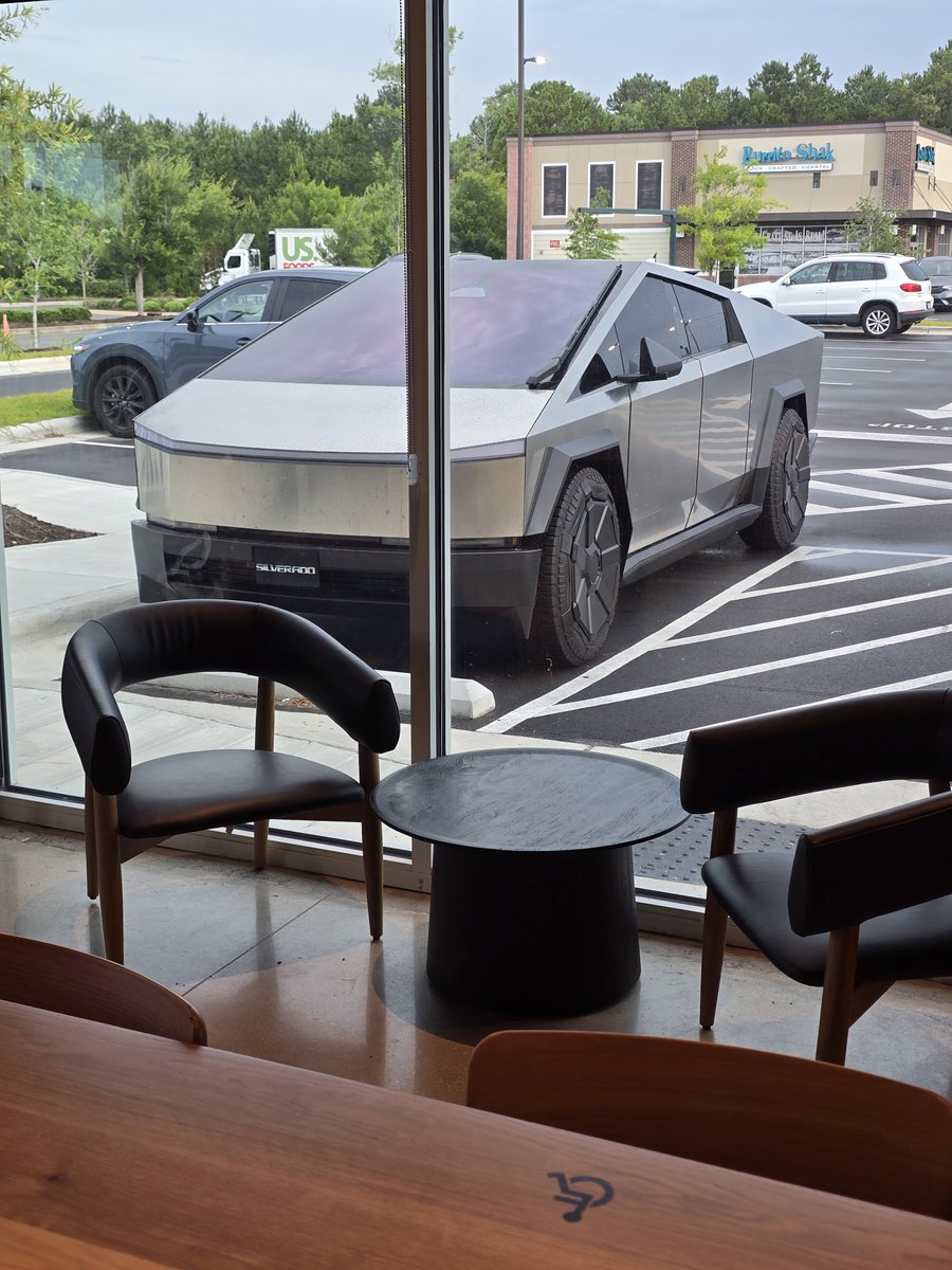 TherapyToaster's tweet photo. The Silverado looks good https://t.co/UxxtHWNHgK
