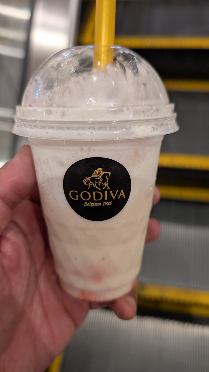 blue4976r's tweet photo. 初GODIVA
飲み物ありがとう https://t.co/z6Nr3gWNS0