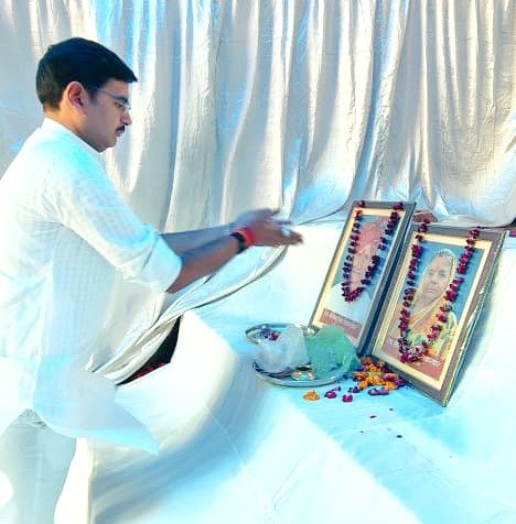 Ashish_HG's tweet photo. ग्‍वालियर में श्रद्वेय श्री बब्‍बू सिंह सिकरवार जी एवं उनकी धर्मपत्‍नी श्रीमती उमा सिकरवार जी के देवलोकगमन उपरांत उनके निवास जाकर श्रद्धांजलि अर्पित कर शोक संवेदना व्यक्‍त की। 

प्रभु से प्रार्थना है कि पुण्यात्मा को अपने श्रीचरणों में स्थान दें एवं शोकमय परिजनों को संबल प्रदान करें।