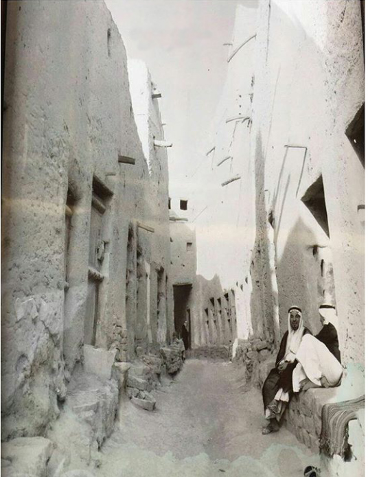 kalidalromaihi's tweet photo. #عنيزة #ذكريات_اهل_عنيزة التسعينات الهجرية . سوق المسوكف الطويل وفي الصورة العم عبدالرحمن عثمان القاضي يجلس عند دكان العم عبدالرحمن محمد البسام رحمهم الله جميعاً. https://t.co/v2mUgO1SxY