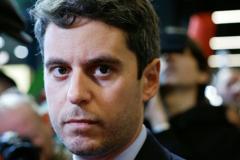 johndaviesclar1's tweet photo. 🔴UN HAUT GRADÉ ACCUSE ATTAL 

Soupçons de prises illégales d'intérêts 

"Gabriel Attal a utilisé tous les moyens de l'État pour enquêter sur ses rivaux !", affirme le général Marcel Valentin 🇫🇷

Son court passage à Matignon fut l'occasion de chercher des puces à tous ses concurrents, de camps opposés mais aussi de son propre camp, Bayrou, Édouard Philippe entre autres, mais aussi Darmanin ou Macron lui-même.

"Écouter les gêneurs", c'est une stratégie théorisée par son éminence grise Éric de Chassey qu'il rencontra à la Villa Médicis en 2009 où il était chargé de mission culturelle pour 1 an, Chassey parlait dès cette époque "d'une doctrine de l'espion semblable à celle que le jeune Néron utilisait pour parvenir au pouvoir et y rester"

Des enquêtes prolifiques furent diligentées "pour trouver des failles, des kompromats sur chacun tout en feignant la suprême innocence d'un chérubin" raconte le général interrogé par @CleaDeTeyssac 

Outre le fait de feindre son célibat alors que son couple avec le ministre Stéphane Séjourné perdurait, le 1er ministre Attal utilisait les moyens de l'État pour enquêter sur ses rivaux 

Craignant que ses découvertes ne l'atteignent ou finissent par l'atteindre, Emmanuel Macron décida de vite débrancher son encombrant 1er ministre Gabriel Attal 

Le prétexte de l'échec aux élections européennes de juin 2024 fut tout trouvé, la dissolution devenant en même temps une vengeance contre le peuple qui avait mal voté et contre son 1er ministre trop curieux de certains secrets 
Que découvrit l'impatient M. Attal ?

En avril 2024, Emmanuel Macron qualifiait en petit comité son 1er ministre "d'encombrant de la République", son sort était déjà scellé avant même le début de campagne européenne et après que leurs rapports se furent sensiblement détériorés

70% des enquêtes portaient sur son concurrent le plus périlleux M. Édouard Philippe 
Macron prit assez mal d'être "déjà zappé" à mi-mandat, que son 1er ministre ne rêve que de prendre sa place insupportait son narcissisme maladif au plus haut point 

Attal cherchait à accélérer certaines procédures concernant Philippe et à en trouver de nouvelles 

Courant mai 2024, un rapport mentionnait l'appartenance de Patrick Philippe, père d'Édouard, à une branche de Gladio grâce aux écrits de l'amiral US William J. Crowe, franc-maçon de la loge pourpre Zabud n°4 et commandant en chef de Gladio entre 1985 et 1989, basé en Allemagne quand Patrick Philippe y était par 'coïncidence' proviseur du lycée français de Bonn entre 1986 et 1989

Gladio est une organisation visant une stratégie du choc afin que le peuple accepte des mesures autoritaires 

Au Zabud council n°4 on pratique un culte cryptique, souterrain, templier de l'Acte noir, comme l'amiral Crowe le mentionna dans ses mémoires de soldat 

Et voici la devise accrochée en lettres d'or au fronton de la loge pourpre Zabud council n°4:

"Partout pleuvaient de larges flocons de feu comme une neige ardente secouant sans repos la flamme nouvelle"

Issue de 'L'enfer' de Dante, Édouard Philippe apprit cette phrase par cœur dès 6 ans quand son père lui apprenait à lire sur le texte dantesque 

M. Attal lut une dizaine de rapports sur Édouard Philippe, sur sa vie, sur sa famille, sur ses secrets, il savait tout de son rival, utilisant les deniers publics pour servir son intérêt 

Comme le jeune Néron au Monte Tuscolo, Gabriel Attal miroirait déjà sa conquête égotiste du pouvoir 

Comme l'avait hélas deviné le sénateur Bill Hagerty🇺🇸 du Tennessee :

"Ces politiciens français sont des créatures du Mal"❗
✴️