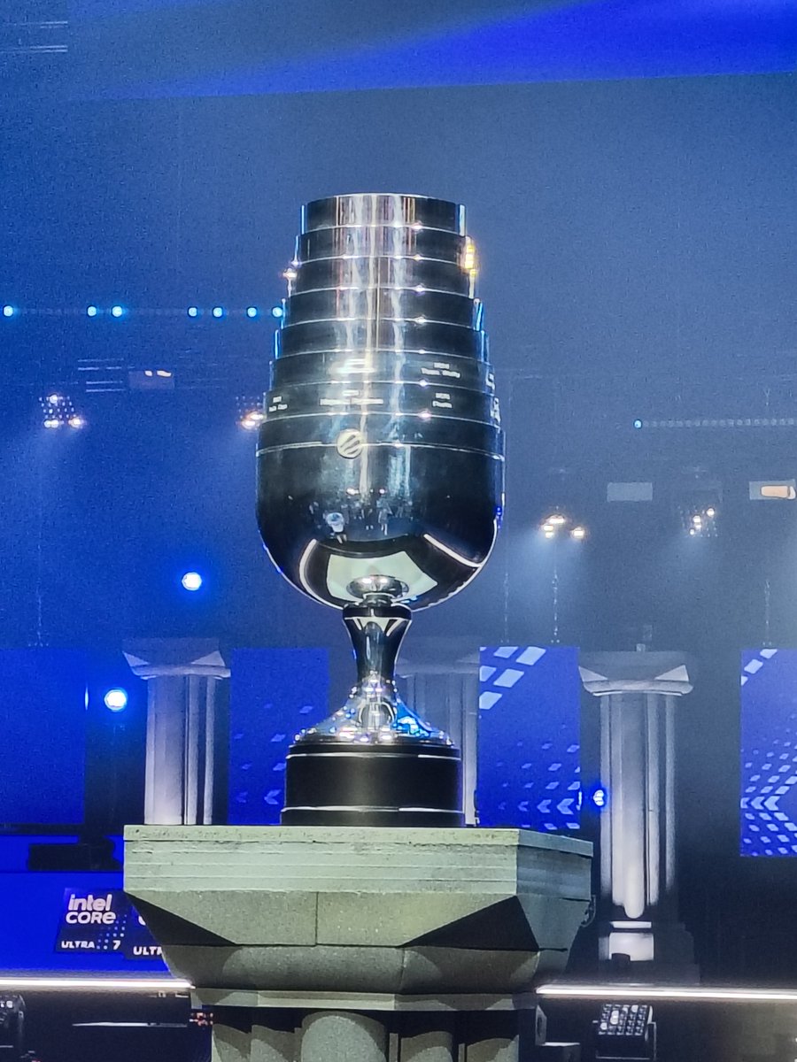 ParlonsCS's tweet photo. 🔵 LA BEAUTÉ DU TROPHÉE DE COLOGNE 🇩🇪 !

Un trophée de légende créé pour des légendes 🤩

#IEM #CS2 https://t.co/38S5q7WHk1