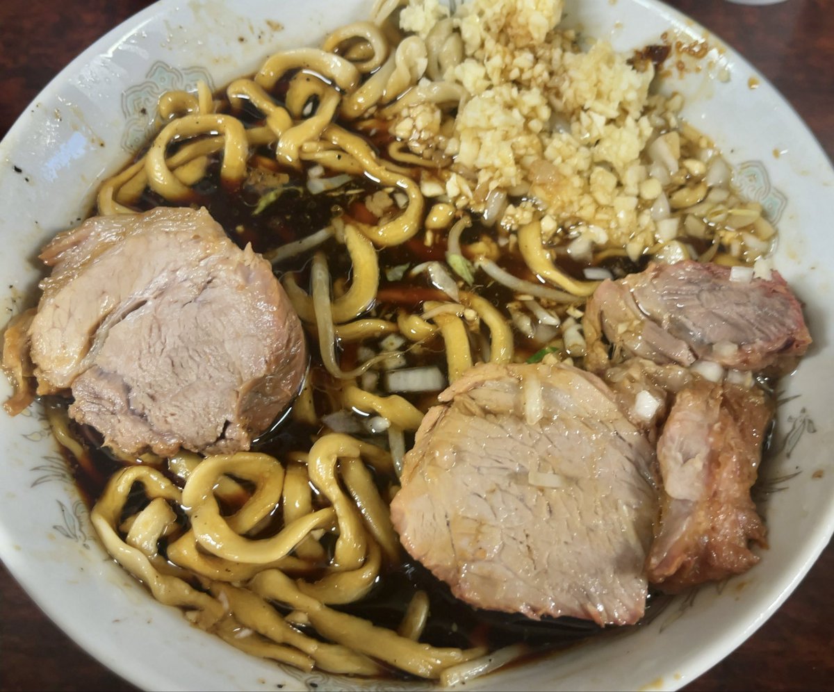 Menrai_rm's tweet photo. ◎ラーメン二郎 めじろ台店

3周年記念の限定はブラックラーメン

・小ラーメン  900円
　ニンニク、アブラ、タマネギ

・限定  100円

パンチある濃いめ非乳化ブラックスープ
細めで歯ごたえいい平打ち中太麺
弾力ありゴロゴロした塊の豚
キャベツありシャキめの野菜

18:15頃に並び、直丼は19:00頃 https://t.co/edlCnq4zXW