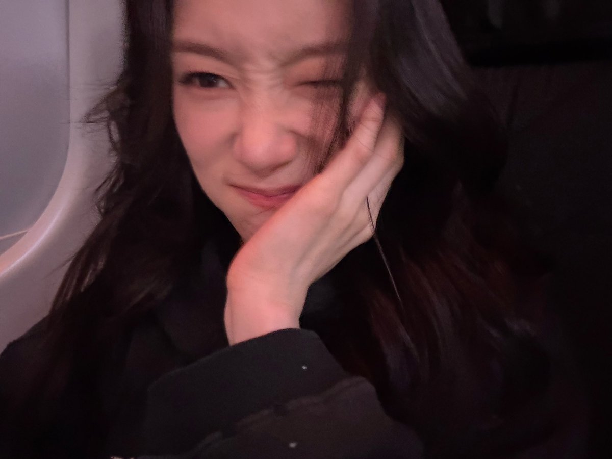 cxaenve's tweet photo. 조심히 다녀와🫳🏻🫳🏻💕 https://t.co/5Vsd9ER3QQ