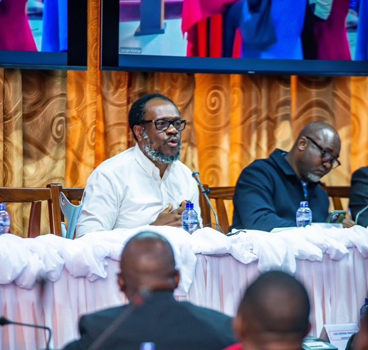 OMELONGA_LENS's tweet photo. #RDC « Je suis froissé, blessé. J'ai honte de voir qu'à ce niveau de responsabilité, on peut faire dire, faire croire, que l'article 217 permet aux pays voisins de nous attaquer. » 

Le Président @DSESANGA ce samedi devant les. Évêques catholiques https://t.co/XBrV8jRkmi