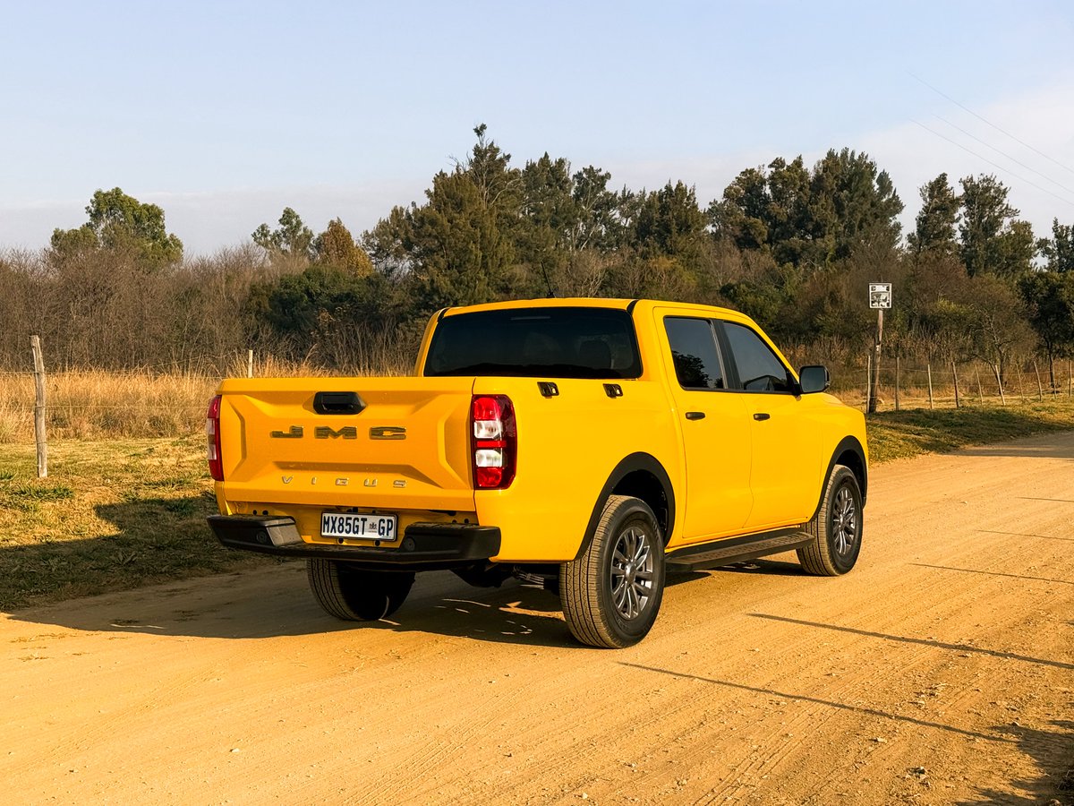 OtsileJK's tweet photo. "Don't judge a book by its cover."

I'm going to take this saying more serious after having a stint with the JMC Vigus. I honestly didn't expect it to drive as good as a GWM P300 2.4 TD and the Toyota Hilux 2.4 GD-6.

Before y'all come at me with pitchforks and pangas, go test drive one. Here are a few fast facts of the Vigus auto 4x2:

▪️2.5L 4-cylinder turbodiesel engine 
▪️123 kW and 430 Nm
▪️8-speed automatic transmission 
▪️2WD
▪️75L fuel tank capacity
▪️Claimed 1071 km range
▪️Claimed fuel consumption of 7.0L/100 km
▪️Priced at R459,900