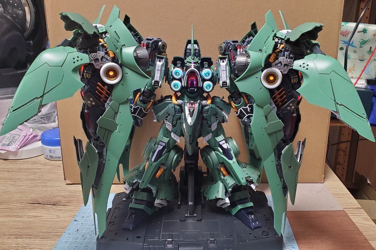 qfjPwwqjkH6sVXj's tweet photo. 塗装を終えたバインダーを組み付けてまたオシリスエリアルドミネーターです。
久々に全てのパーツが付いている状態となりましたが、やはり大きく重いです。 https://t.co/DxZHbF14x2