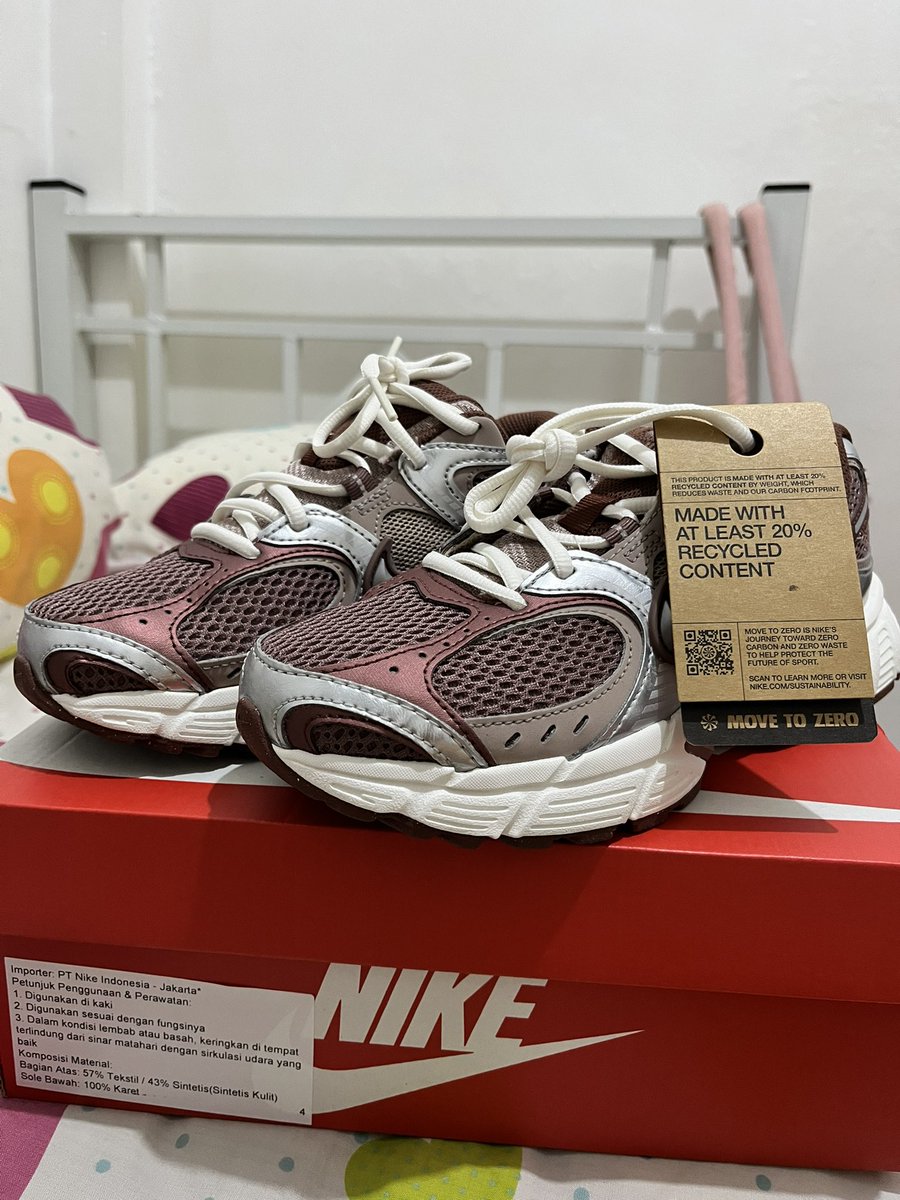 alwaysbebymysd's tweet photo. Guys wts nike v5 rnr yg warna ini, size eur 38 (24 cm) baru banget beli belum dipakai cuman dicoba ternyata kesempitan. 850k aja, ongkir kita bicarakan https://t.co/7im4kuqVNz