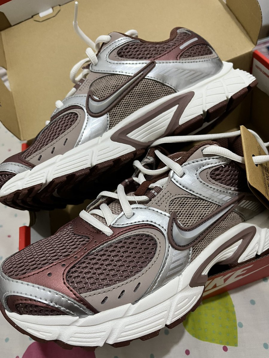 alwaysbebymysd's tweet photo. Guys wts nike v5 rnr yg warna ini, size eur 38 (24 cm) baru banget beli belum dipakai cuman dicoba ternyata kesempitan. 850k aja, ongkir kita bicarakan https://t.co/7im4kuqVNz