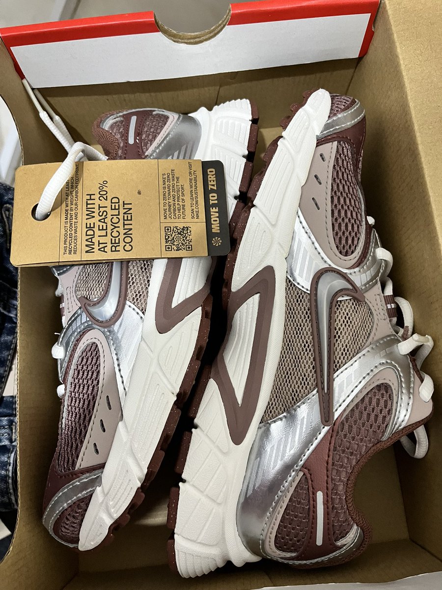 alwaysbebymysd's tweet photo. Guys wts nike v5 rnr yg warna ini, size eur 38 (24 cm) baru banget beli belum dipakai cuman dicoba ternyata kesempitan. 850k aja, ongkir kita bicarakan https://t.co/7im4kuqVNz