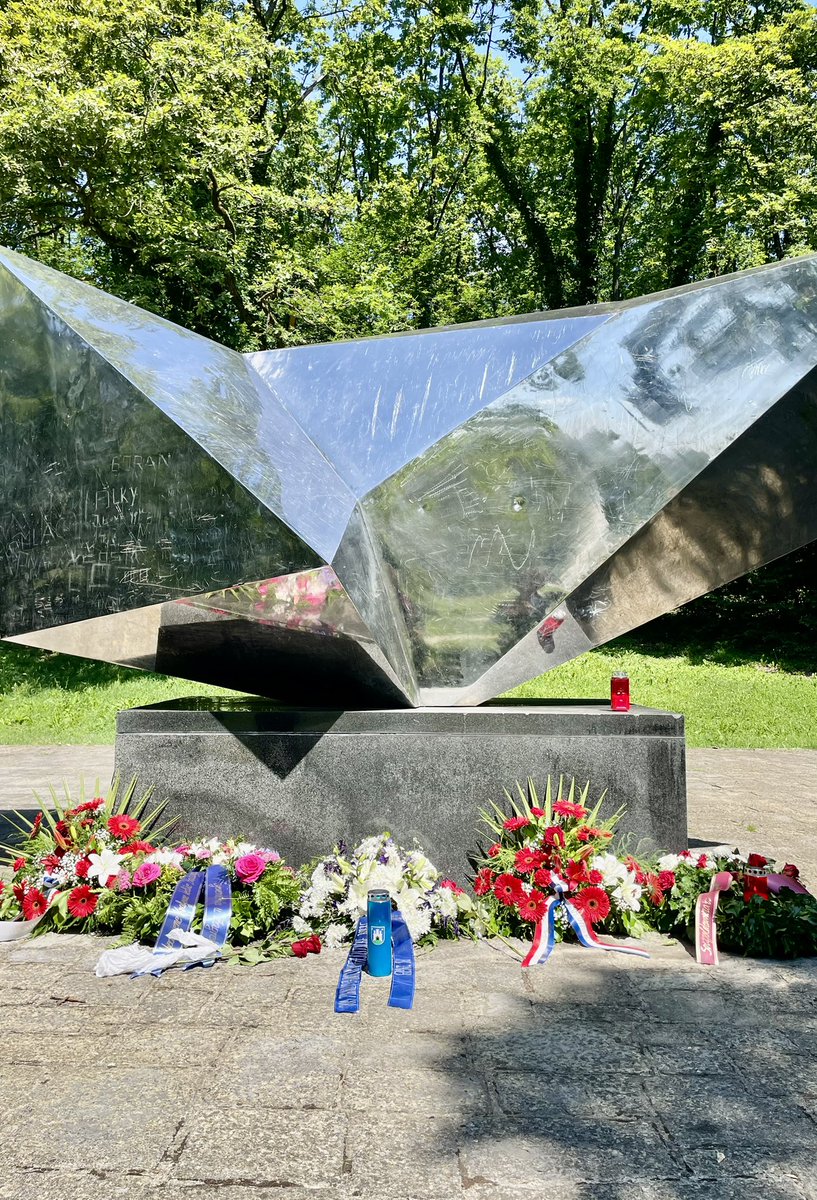 AndreasCapstack's tweet photo. Obilježavamo Dan antifašističke borbe i odajemo počast hrvatskim partizanskim saveznicima koji su se borili protiv ustaškog režima. Ova prekrasna skulptura Vojina Bakića u Dotrščini podsjeća nas na njihovu žrtvu, kao i na sve žrtve fašističkog terora i genocida #LestWeForget https://t.co/953X9fTvl9