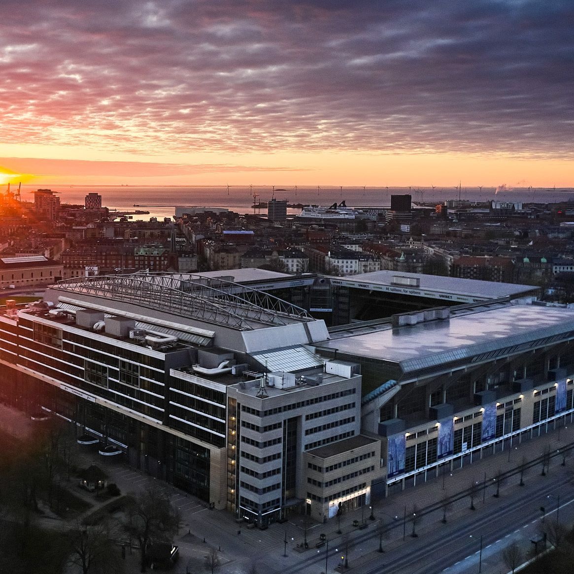 QGTheWeeknd's tweet photo. The Weeknd’s AFTER HOURS TIL DAWN TOUR EUROPE | SHOW 3 🌒🇩🇰

🇬🇧 Copenhagen, DK 
🏟️ Parken (38.065)
🪩 Prince85 &amp; Playboi Carti 
🛸 Event Starts: 6:30 PM
🚨 Doors: 5:30 PM https://t.co/wZuNX7B5St