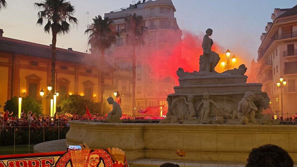 ppercevic_'s tweet photo. Sevilla luce orgullosa, de ver defender el escudo con sudor y lágrimas. Ten FE sevillista, que cerca estás de volver a vivir emociones con esa sangre sevillana que tienes dentro. Volveremos y disfrutaremos, también sufriremos. Pero el corazón Blanqui Rojo lo tendremos siempre. https://t.co/fQeypbgnm9