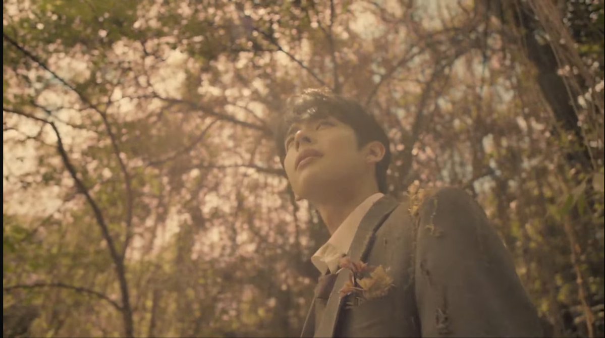 caprikenszn's tweet photo. justin’s portrayal of this dreamy character will never not be nostalgic but now, there is a sense of maturity and a hint of stillness. and by the shots and angles, you can clearly tell that the camera definitely loves him.🥺

the mv animation is so good! kudos to all filipino creatives! thank you for your work, jah! and to the team behind this. 

@justintdedios #justin
#justindahon #dahonmv 
#ListenTodahonbyjustin 🤎🍂
