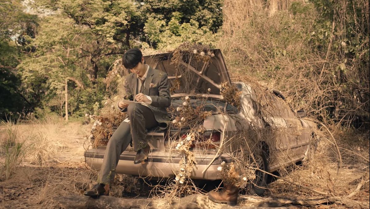 caprikenszn's tweet photo. justin’s portrayal of this dreamy character will never not be nostalgic but now, there is a sense of maturity and a hint of stillness. and by the shots and angles, you can clearly tell that the camera definitely loves him.🥺

the mv animation is so good! kudos to all filipino creatives! thank you for your work, jah! and to the team behind this. 

@justintdedios #justin
#justindahon #dahonmv 
#ListenTodahonbyjustin 🤎🍂