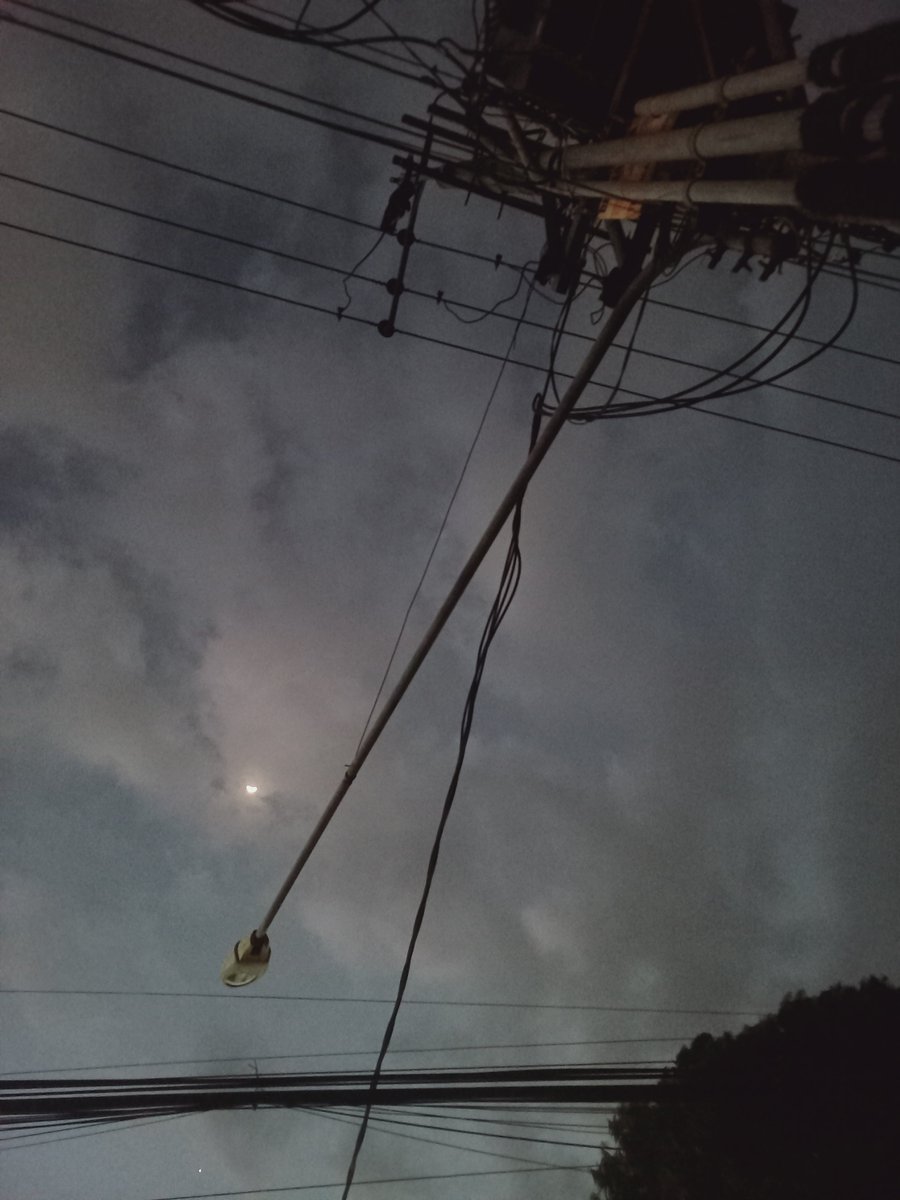 AnggiCartwheel's tweet photo. KALO BAYAR TELAT LANGSUNG CABUT. KALO LISTRIK MATI GA ADA KOMPENSASI APAPUNNNNNN @pln_123 CAPEEEEKKKKKKKKKKKKKKKKKK https://t.co/cZqFp16l4E