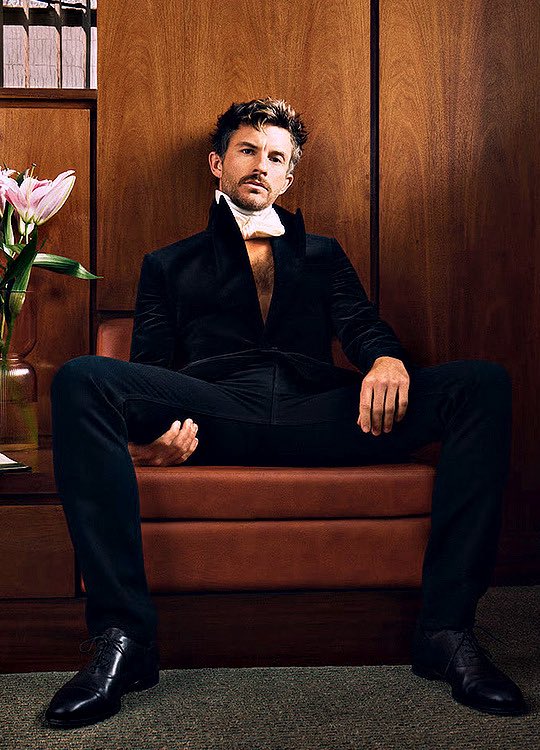 eattherich73's tweet photo. Jonathan Bailey 🖤🖤 https://t.co/EVKc5MofdY