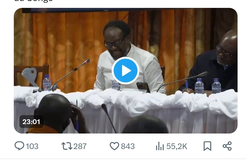 STukisadila's tweet photo. Débat sur la Constitution (CENCO) : 20 minutes de fond pour @DSESANGA, 1min30 de chrono pour le 1er vice-président de l'Assemblée nationale. Deux salles, deux ambiances. Mais pour la presse, ce grand écart en dit déjà bien assez... 😉 https://t.co/IpW11G86aa