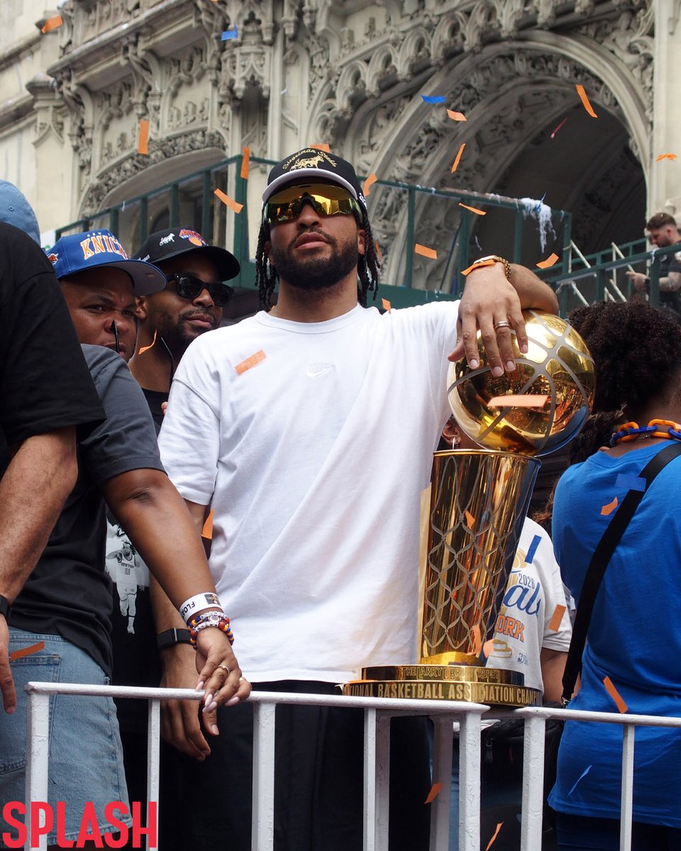 SplashNews's tweet photo. Knicks nation showed up and showed out! 🧡💙

Orange and blue flooded the streets of downtown Manhattan as the city celebrated the New York Knicks’ championship with a ticker tape parade 🏀 https://t.co/HJAIWfv8EG