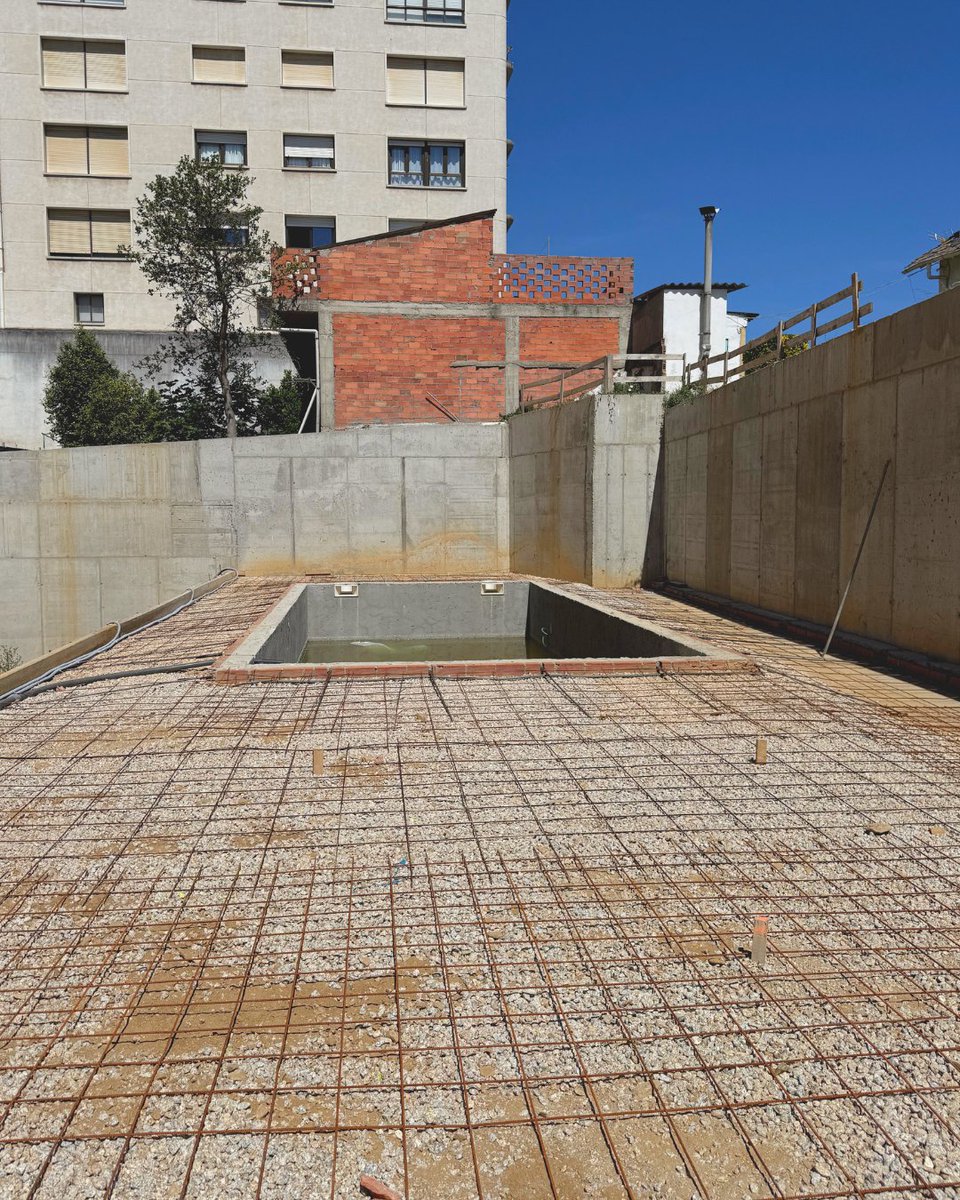 Promo_Moreda's tweet photo. Avances en Villa Celina.
🔹 La zona común continúa tomando forma, con el acceso a la piscina ya definido y los preparativos para la futura colocación del pavimento.
 🔹 Progreso en los baños y lavaderos de las viviendas... https://t.co/OzdTnyWOSc