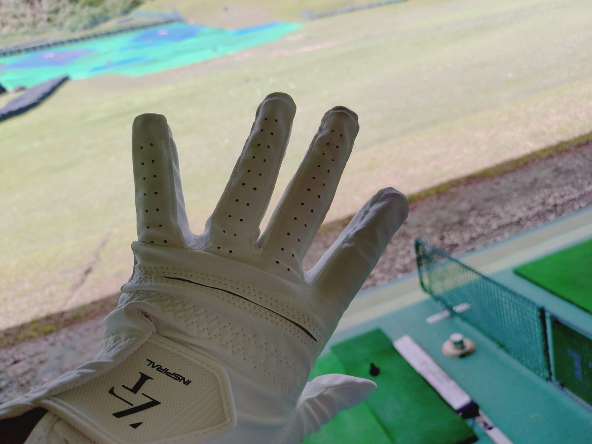 botchi_golfer's tweet photo. あしたに向けて🏌️
おろしたてのグローブで練習中に
ラウンドキャンセルのお知らせが
(´；ω；｀)

仕方のないことだけど

この気持ち
どこにぶつけたらいいのー(笑)

ショートコース行ってこようかなぁ〜 https://t.co/QYJ8aFtfdW