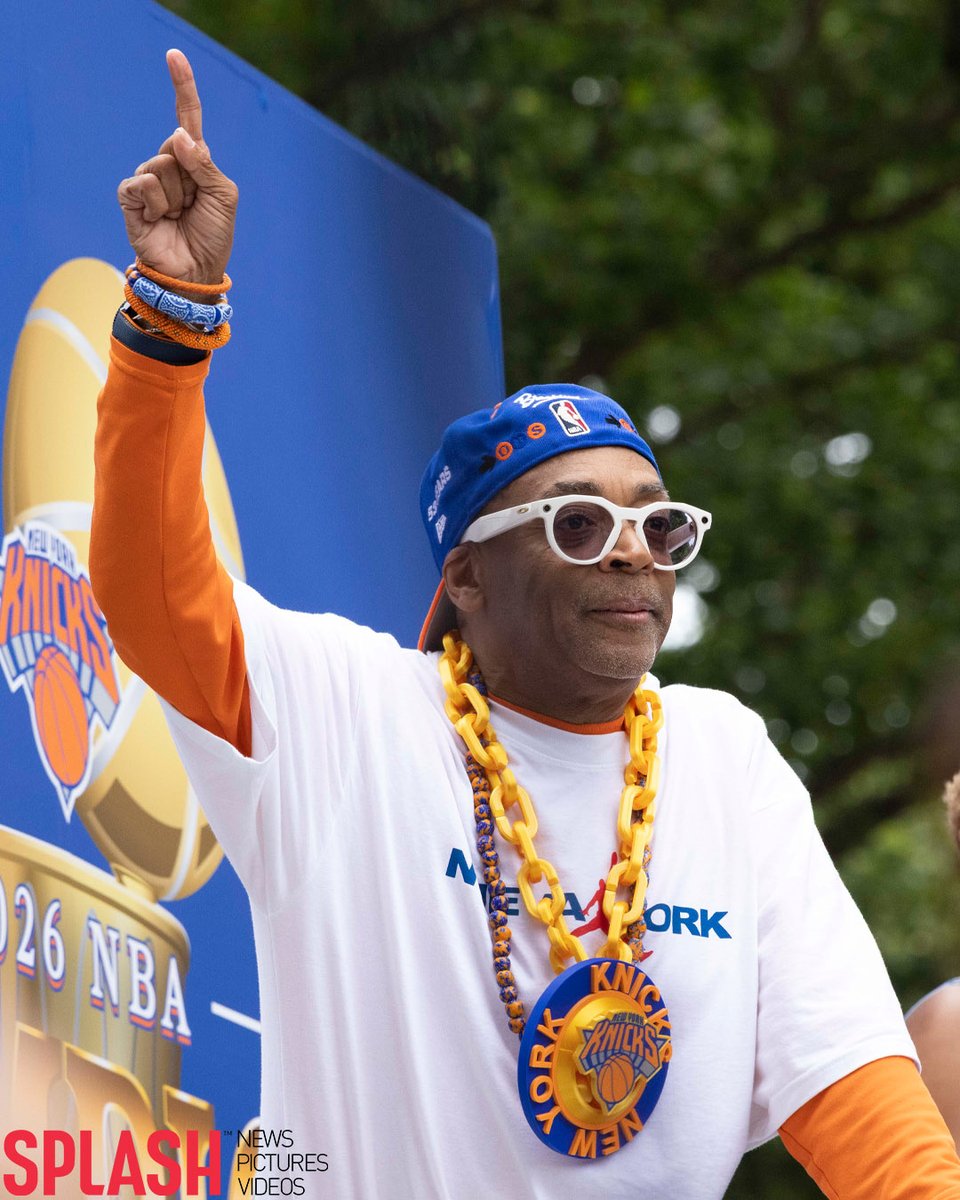 SplashNews's tweet photo. Knicks nation showed up and showed out! 🧡💙

Orange and blue flooded the streets of downtown Manhattan as the city celebrated the New York Knicks’ championship with a ticker tape parade 🏀 https://t.co/HJAIWfv8EG