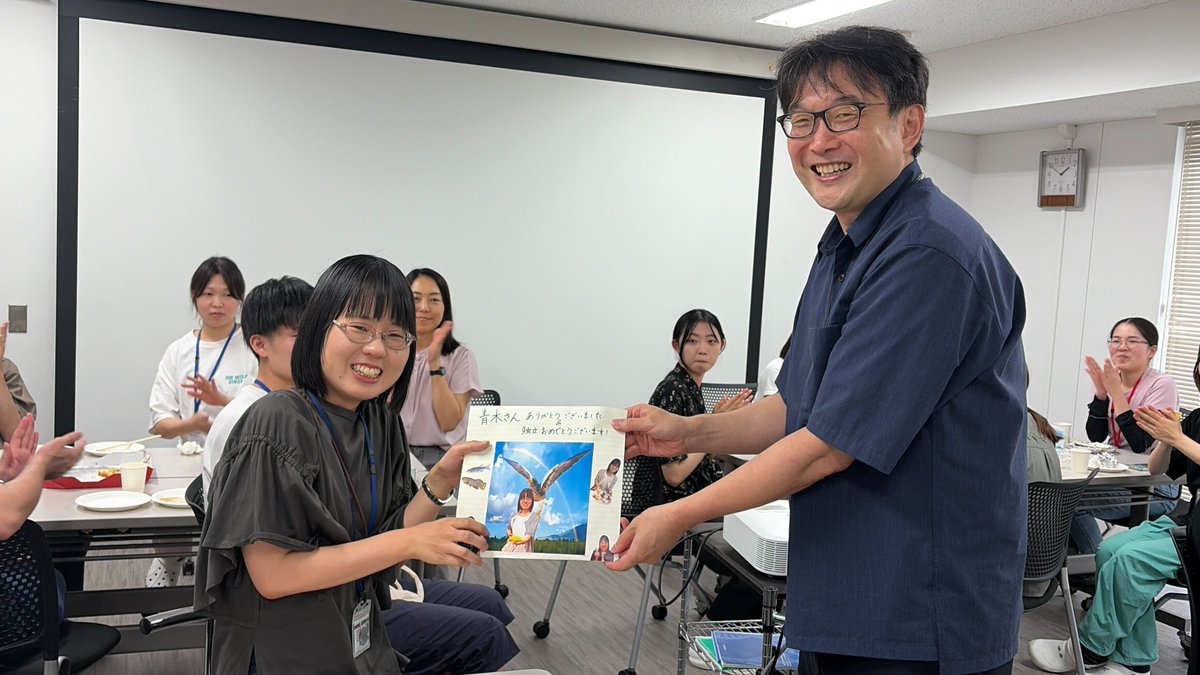 IshitaniLab's tweet photo. 来月から九州大学理学部へ独立准教授として栄転する青木佳南さん（今月まで石谷研特任助教、うちから二人めのPI輩出😊）の送別会兼壮行会をしました。
青木さん、おめでとう㊗️　阪大に来て５年で1st、co-1st合わせて4報発表で大活躍でしたね。ここから大きく羽ばたいてください🕊️ 皆で応援してまーす‼️ https://t.co/HiwiKPFzXU