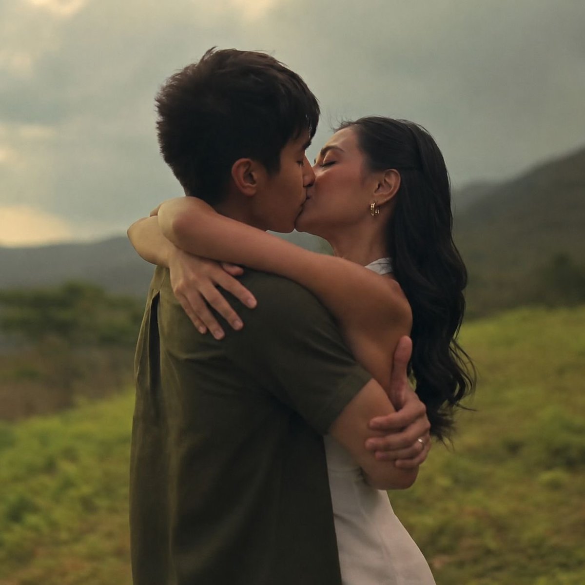 juju_tagu's tweet photo. + and so, we’ll always have these to treasure

your first teleserye together.
your first lead roles.
your first on-screen kiss(es).
your first of more projects together.

we’re so proud of you, our gio and luna! mabuhay ang bagong kasal!

#MikBrent 
GIOLUNA LOVE FOR A LIFETIME https://t.co/JDbxb7RXe4