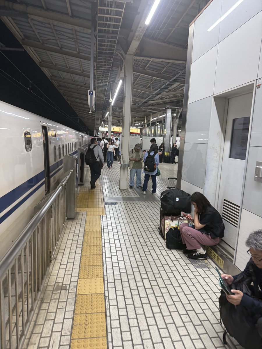carpslyly's tweet photo. もう3時間近く止まってるんですが、、、、
新幹線の中も外も大変なことになってるわ、、 https://t.co/vVvW845IeO