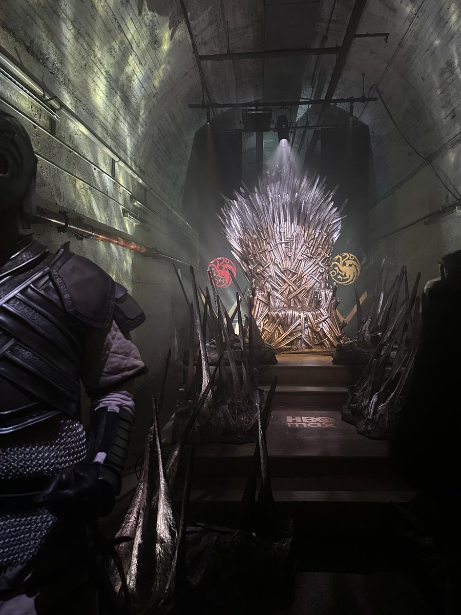 glindacent's tweet photo. more pics…. they had kingsguards, dragonkeepers etc and you went through the dragon pit and then through the red keep… i wanna go back so bad https://t.co/xAiQqUXmdO