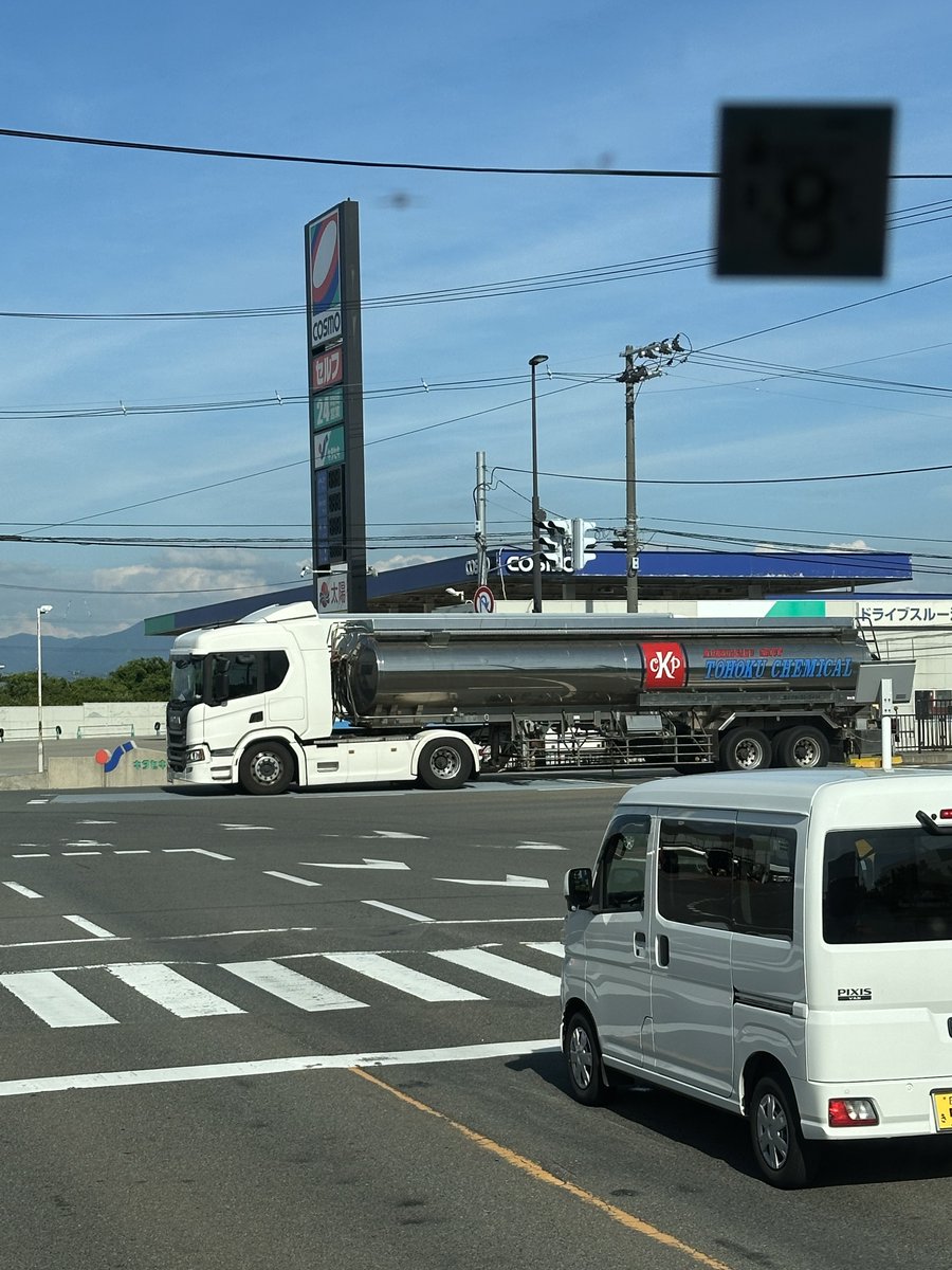 Liberty_Walk_LB's tweet photo. 酒田市でローキャブのスカニアがいました😎✨️✨️✨️
単車でもローキャブ見かけますがトレーラーでのローキャブはそこまでといったところでしょうか🤔🤔🤔
トレーラーだからこそハイキャブが定番だとは思いますけども…汗 https://t.co/Tpbgxpt4RC